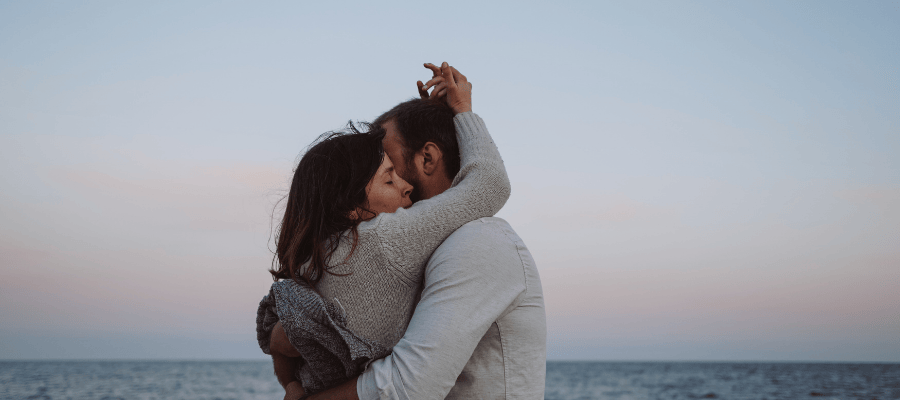 情侶擁抱彼此-示意圖