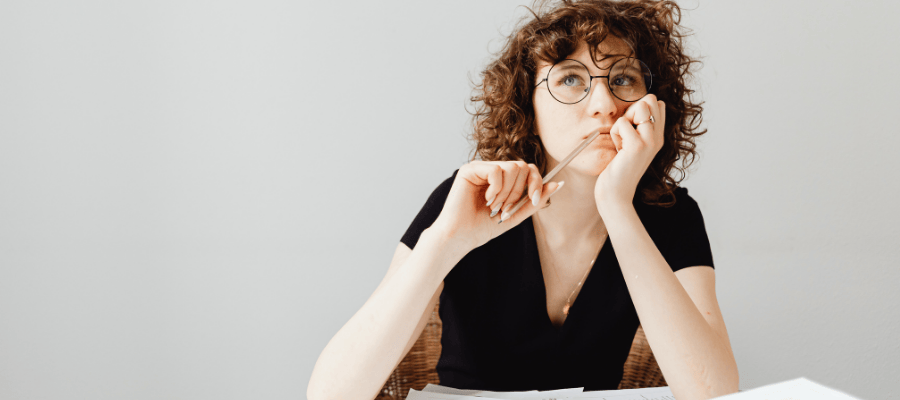 女生思考-示意圖