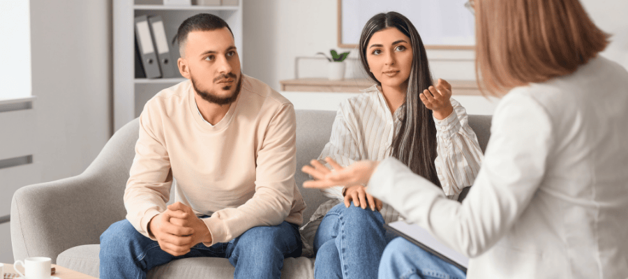 情侶尋求專業協助-示意圖