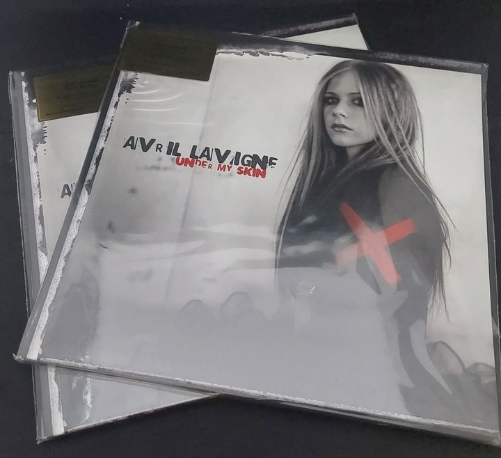 avril-lavinge-under