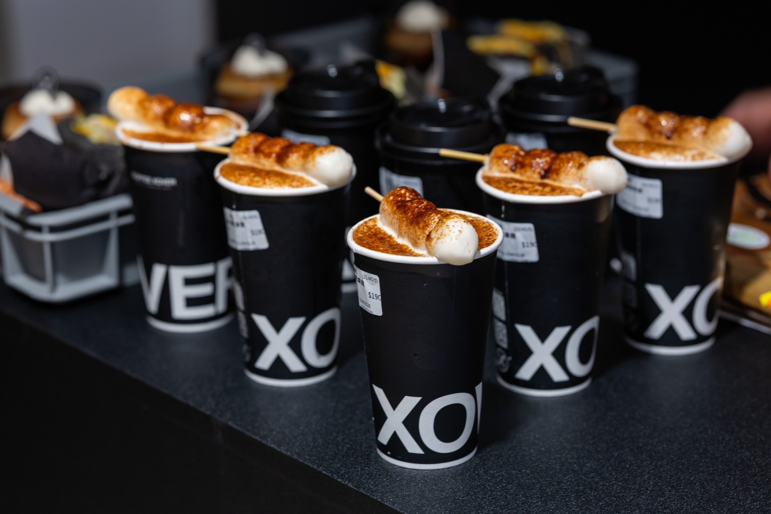 當精品咖啡遇上質感手搖的風格飲品概念店 COFFEE XOVER，給你專業烘豆與得獎茶葉的不凡風味！