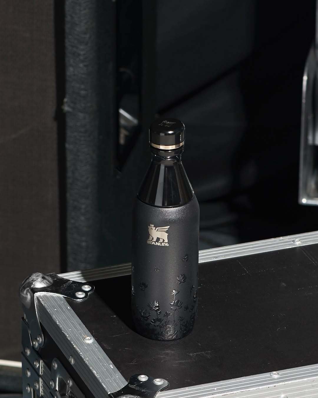 Cue the lights. The Stanley 1913 x JENNIE collection drops September 18. #Stanley1913xJENNIE_빛이  (2)