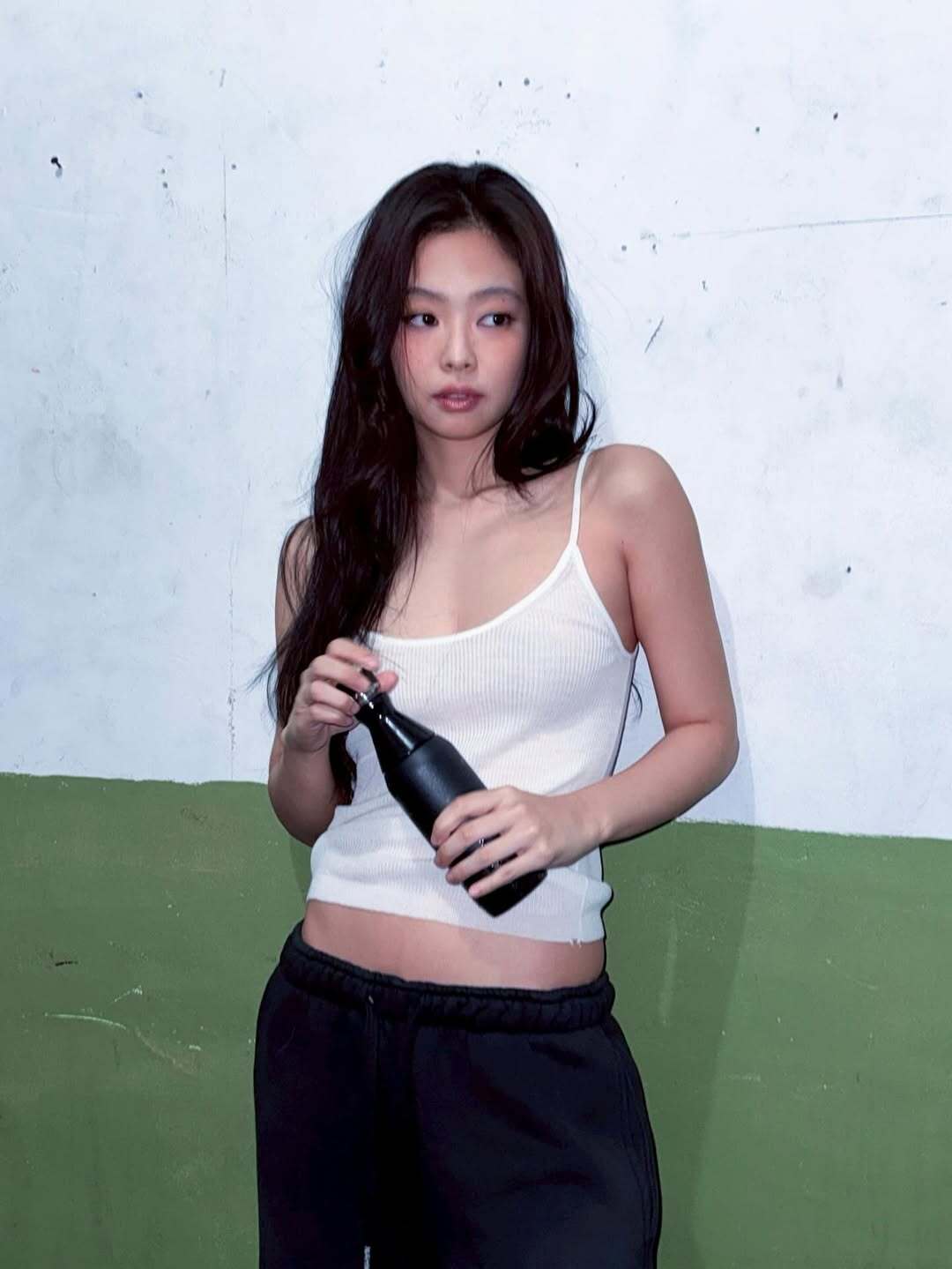My upcoming collaboration with @stanley_brand🖤 stanley1913.com #Stanley1913xJENNIE (4)