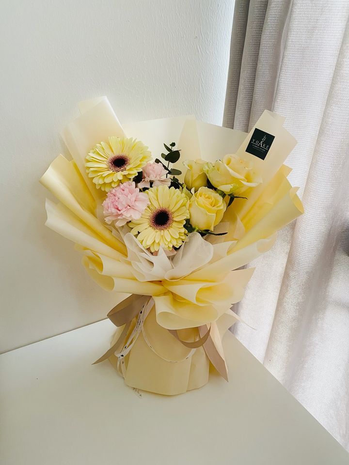 pink-carnation-champagne-rose-flower-in-kl-ampang-affordable-price.JPG