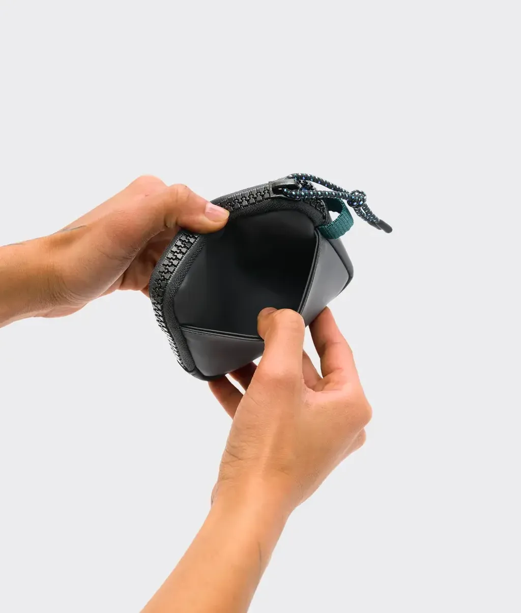 crumpler-early-opener-black-veggie-4