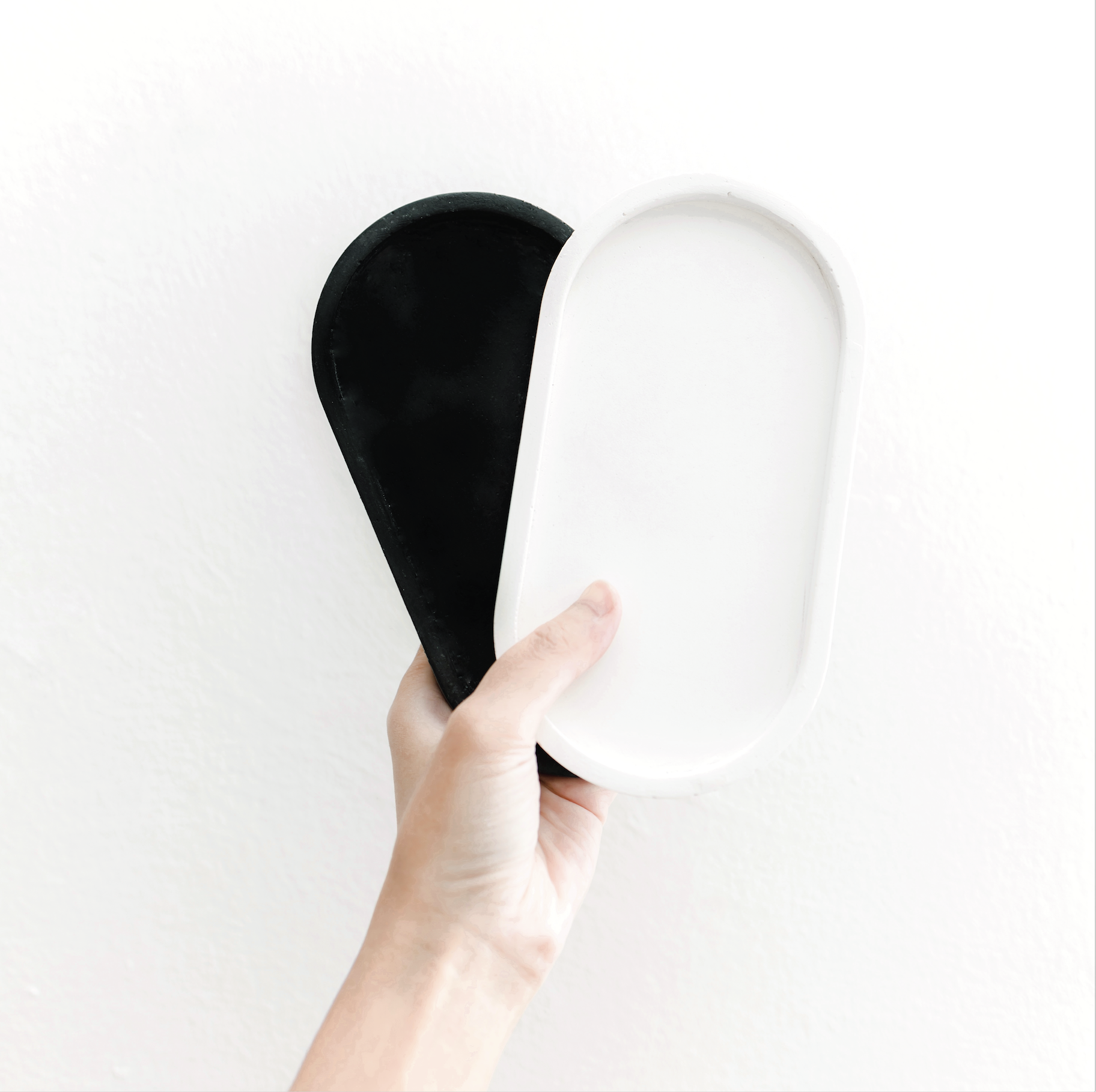 Capsule Tray Black White.png