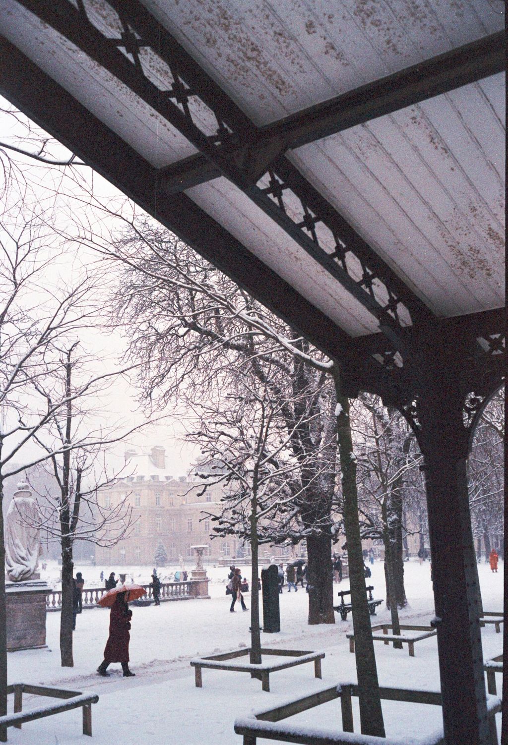 Red umbrella, Jardin du Luxembourg, Chen-Pang Chang