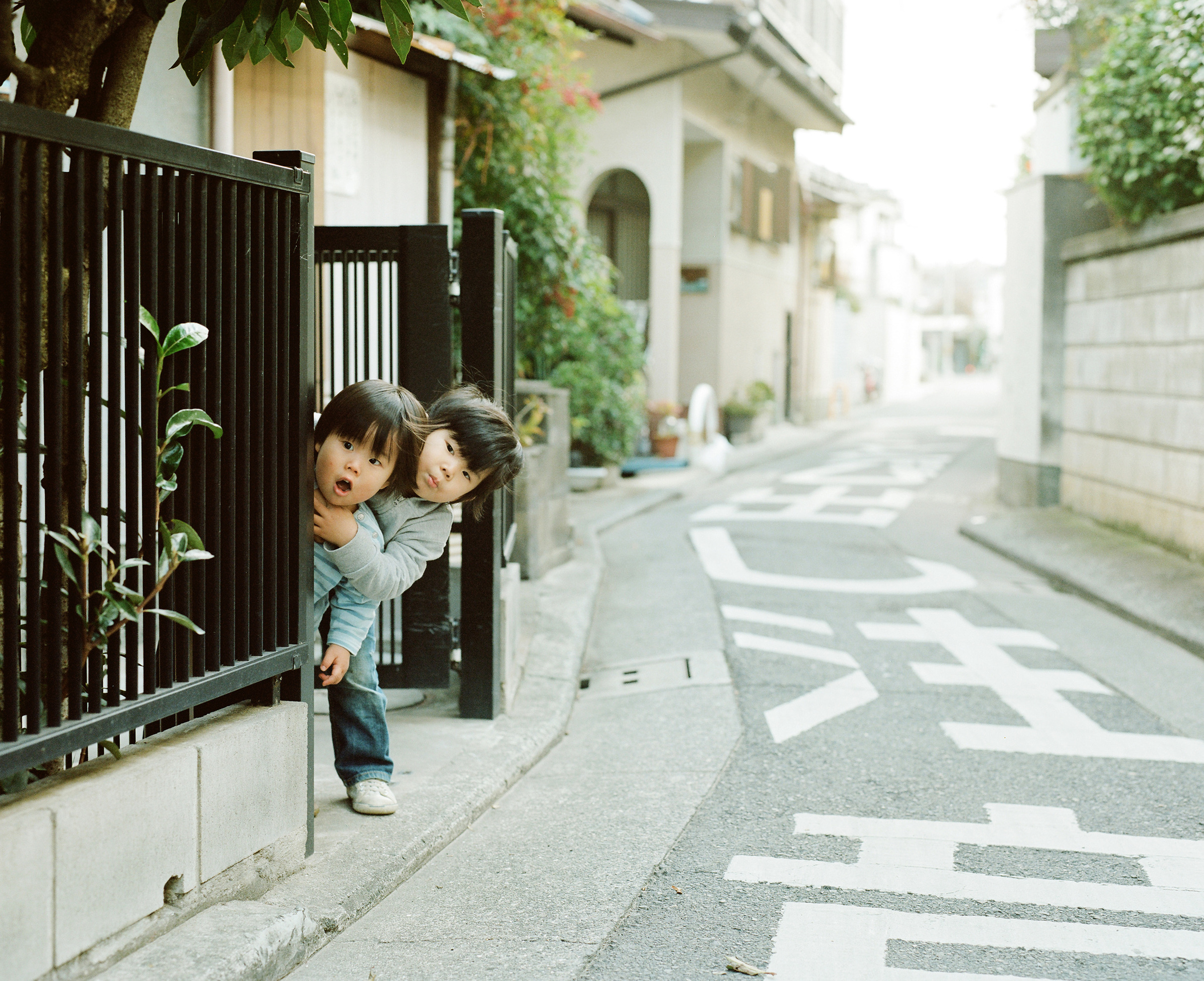 濱田英明《Haru and Mina》 – Milkbar Bookstore