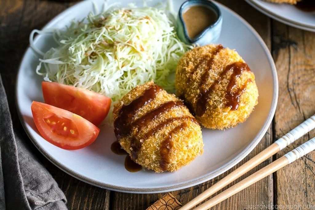 Moms-Korokke-Potato-Meat-Croquettes-5254-2-I.jpg