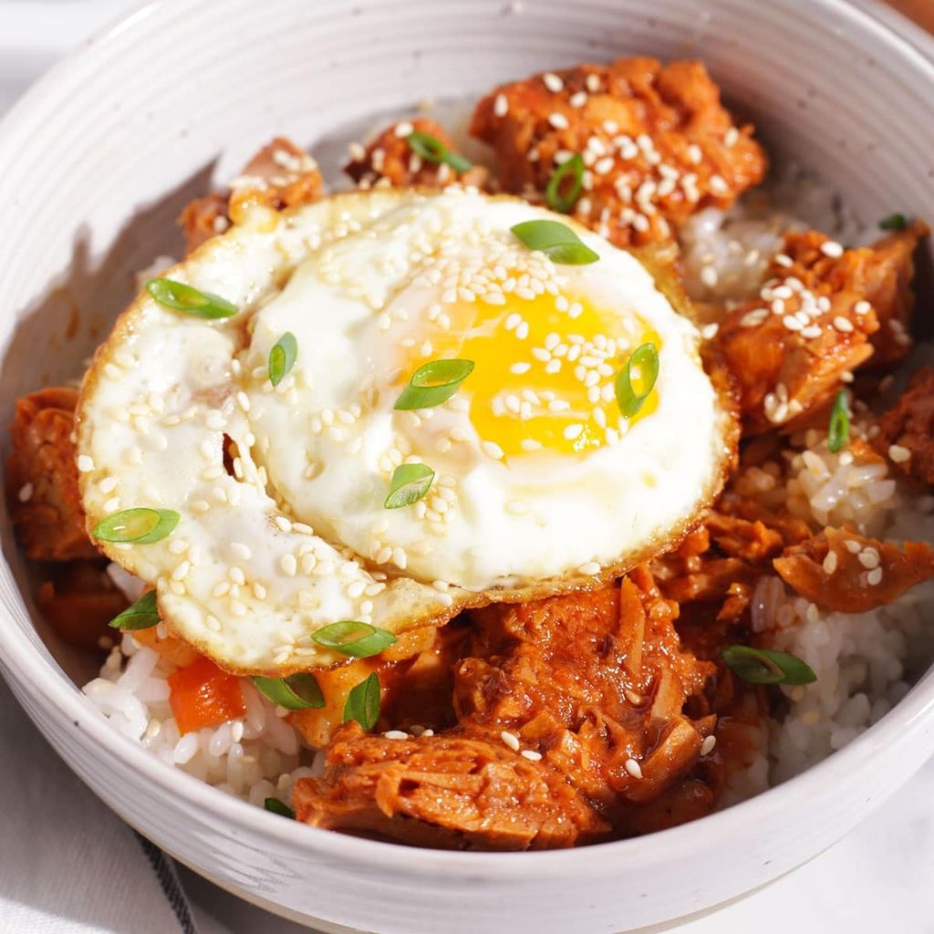 Korean-tuna-rice-with-fried-egg-and-sesame-seeds-thumbnail
