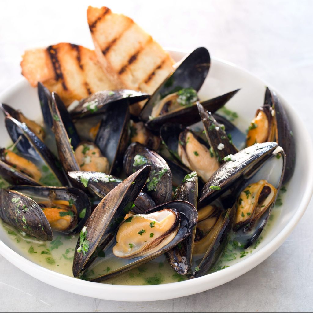Oven_steamed_mussels_garlic_white_wine-scaled