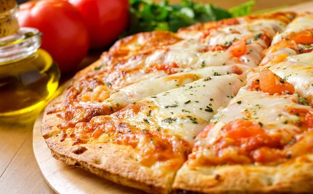 pizza-con-tomate-albahaca-y-mozzarella-1080x671