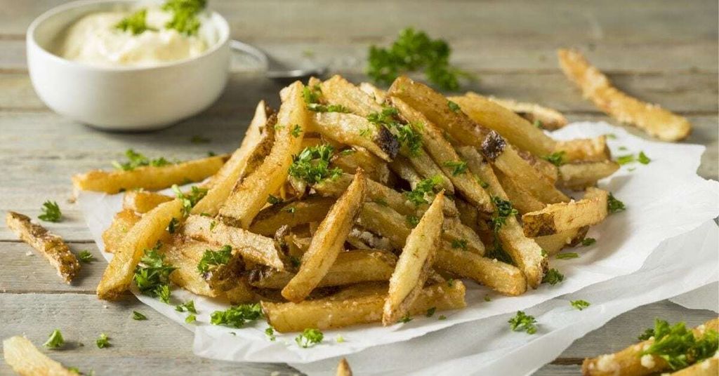 Homemade-Truffle-French-Fries-with-Parsley-and-Mayonnaise