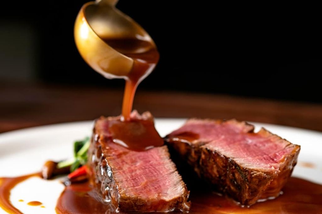 Grilled-beef-Steak-filet-Mignon-medium-rare-pour-demi-glace-sauce