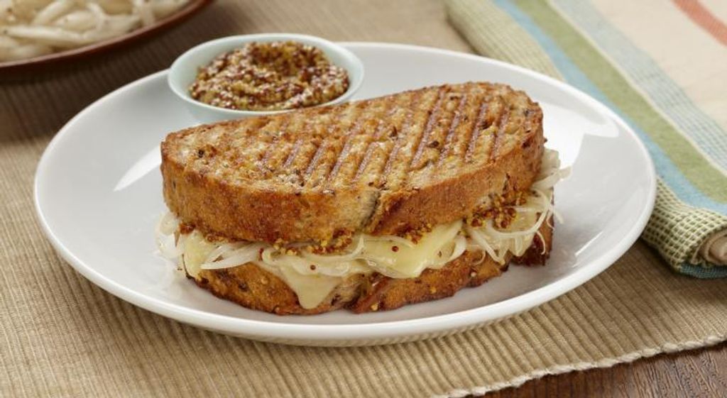 45-_grilled_cheese_with_marinated_onions__2_