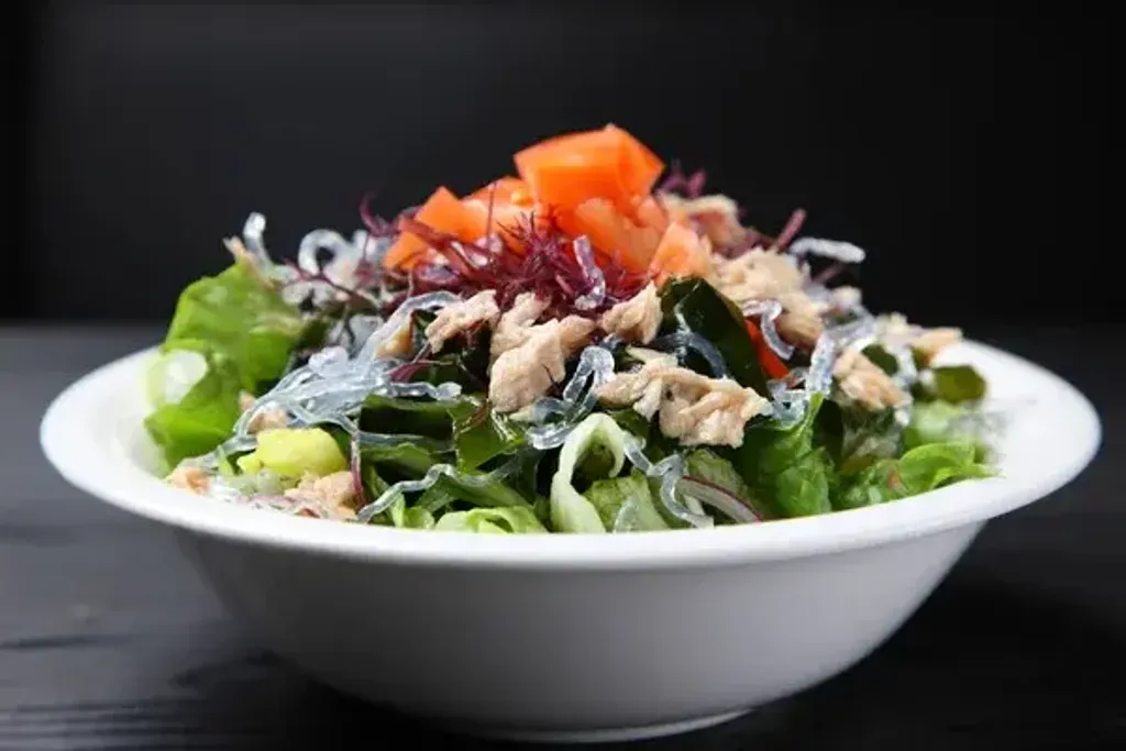 depositphotos_403050184-stock-photo-seaweed-tuna-tomato-salad-bowl