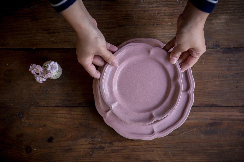 日本益子燒 若林健吾復古典雅陶器皿 復古典雅花型洋皿 亞克斯 生活雜貨鋪