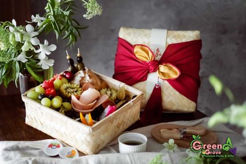 [7] Natural Hand-Woven Bamboo Basket:Bakul Besek c:w Cover + Double-Sided Colour Style Furoshiki Wrap (26*26*10cm) [1]