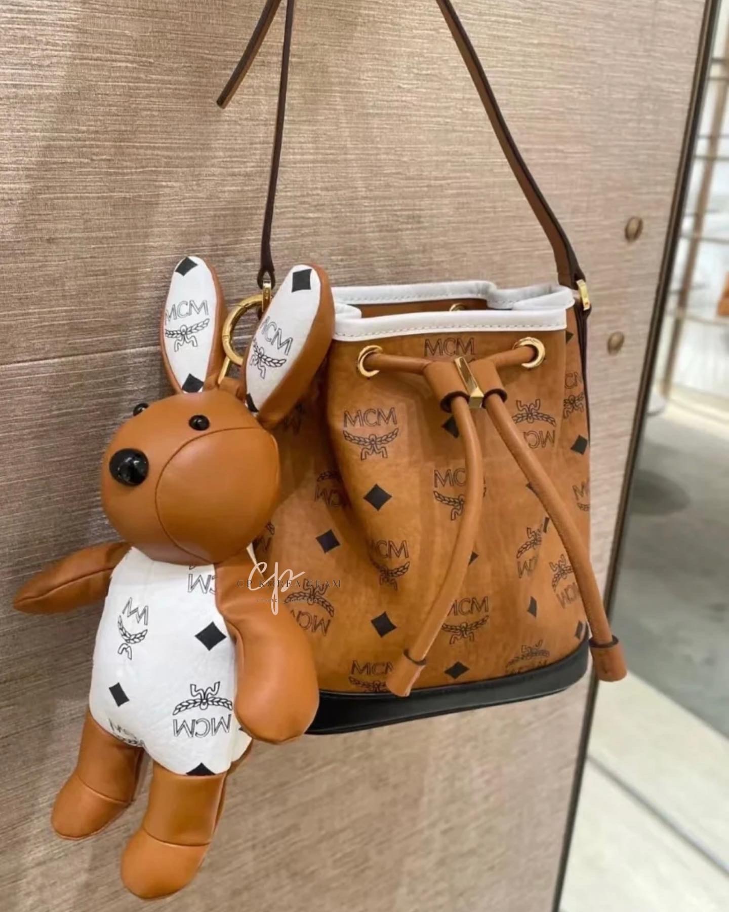 DB4B8C29-6051-46F6-9963-733425B9C667