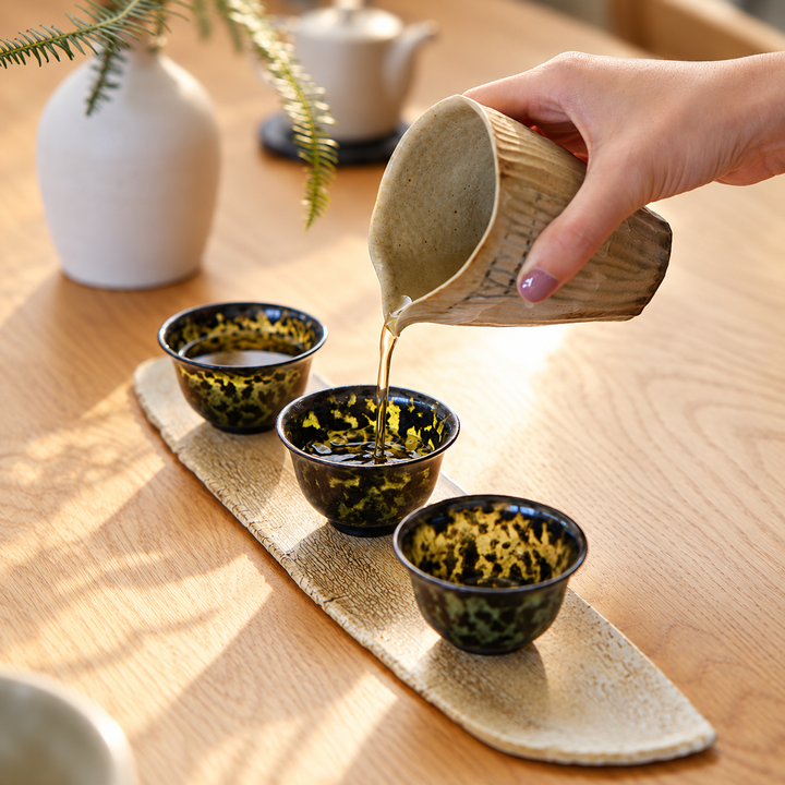 琥珀茶流入斑紋茶杯