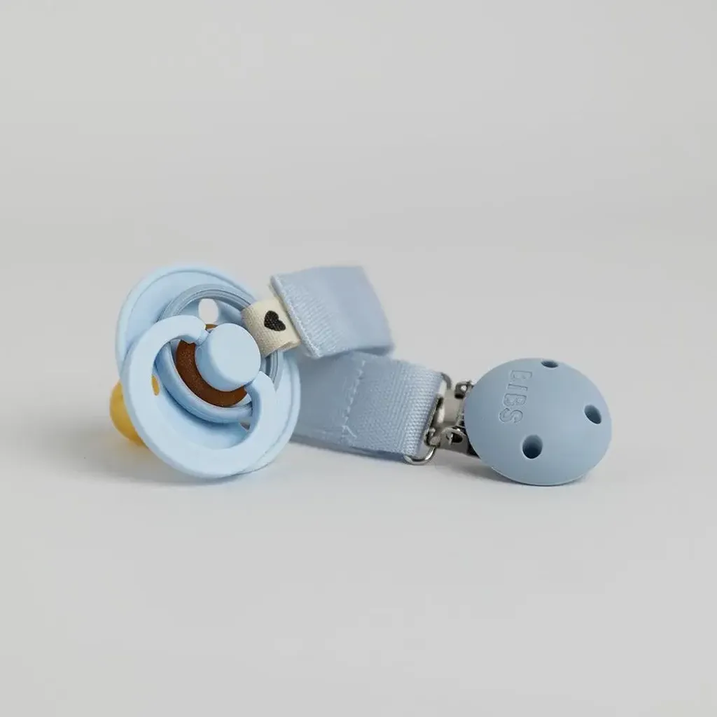 BIBS_Pacifierclip_Ribbon_Lifestlye_1_e424b653-fd4a-44d3-b5b1-6626066cd861