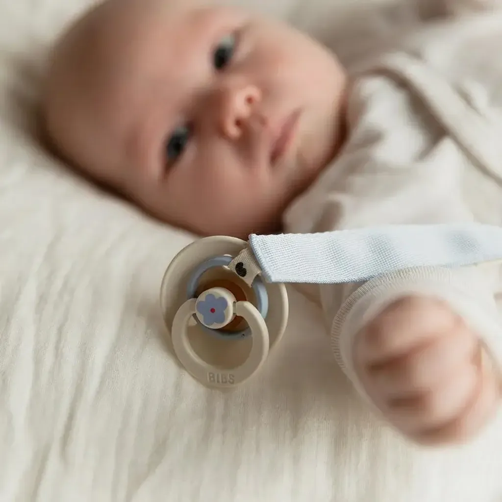 BIBS_Pacifierclip_Ribbon_Lifestlye_4_85276b8d-5705-4300-955d-1f7f13ecd1ab