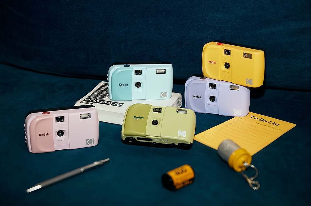 KODAK-EC35-35mm-Film-Camera-lifestyle-3