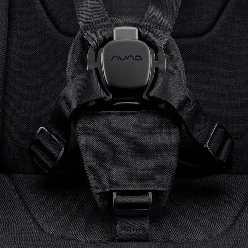 nuna_trvlurbn_caviar_detail_buckle_gl_web