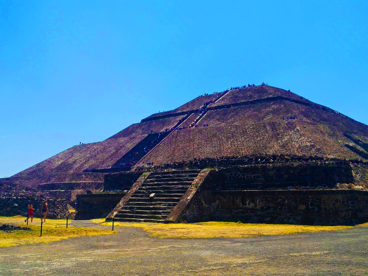 高大的金字塔讓人類顯得極為渺小 1200