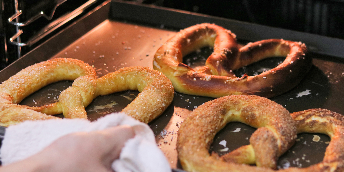 TuuGuud Pretzel 蝴蝶麵包 - EATING IN TAIPEI