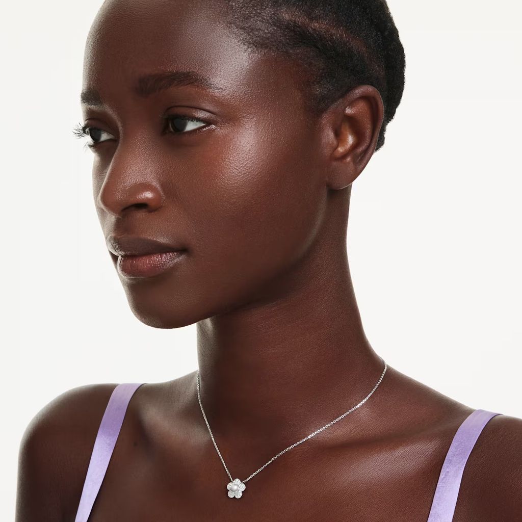 ariana-grande-x-swarovski-鏈墜--水晶珍珠--圓形切割--花朵--白色--鍍白金色-swarovski-5755817 (5)