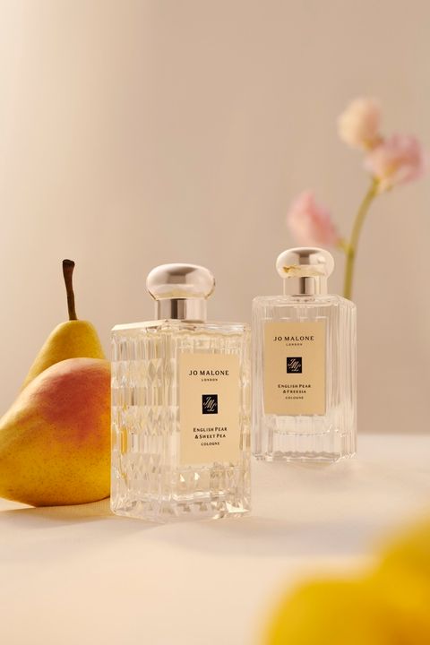 Jo Malone London 英國梨與甜豌豆香水瓶身換上夢幻唯美的菱格紋，讓香氣設計更顯別致奢華