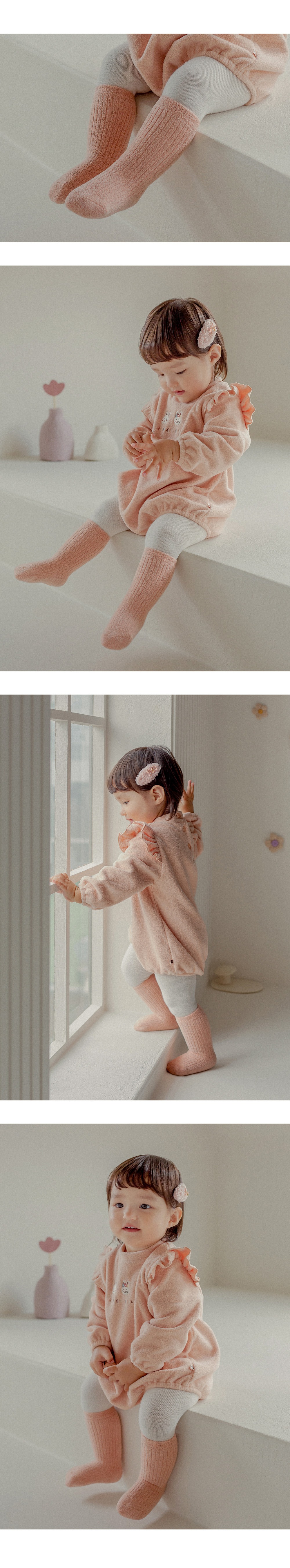 imgi_37_eliwinterbabykneesocks_25fw_1_05