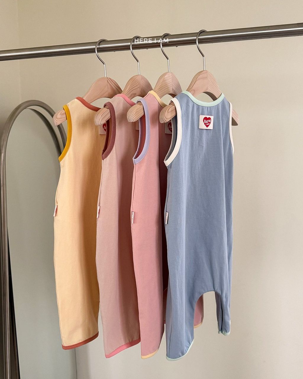 here i am 撞色連身防踢背心 09