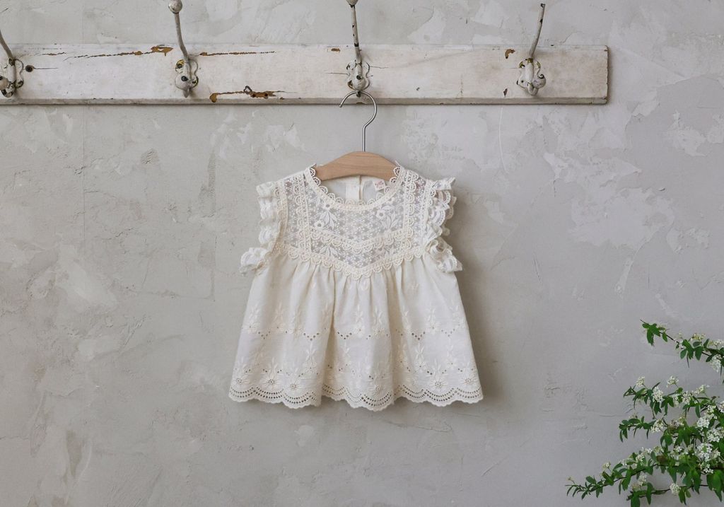 puellaFLO MIO蕾絲傘擺無袖上衣 奶油白