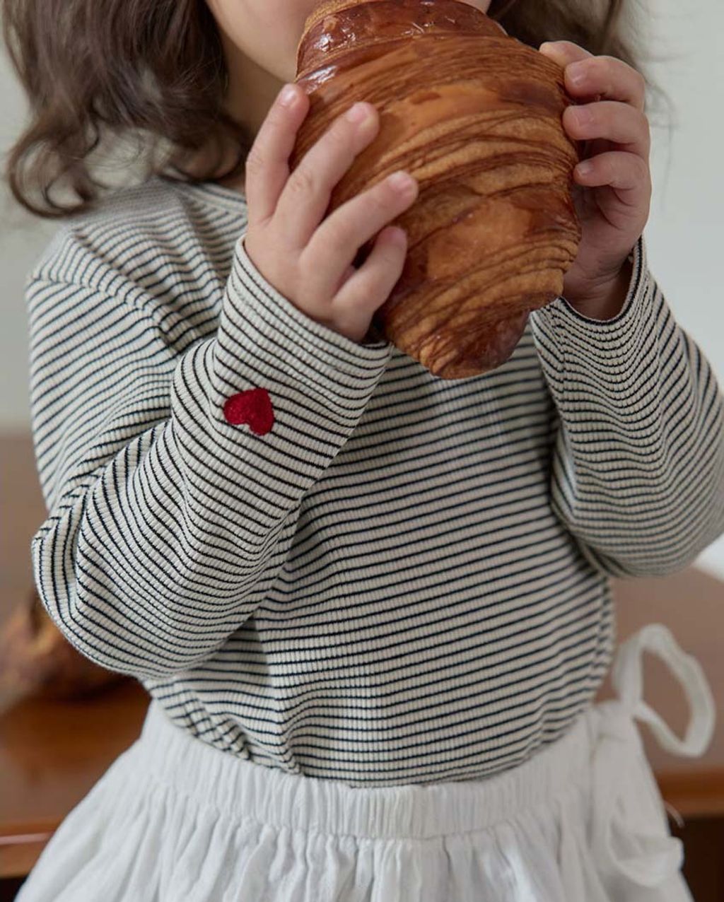 BEBOLIEN愛心刺繡條紋上衣 01