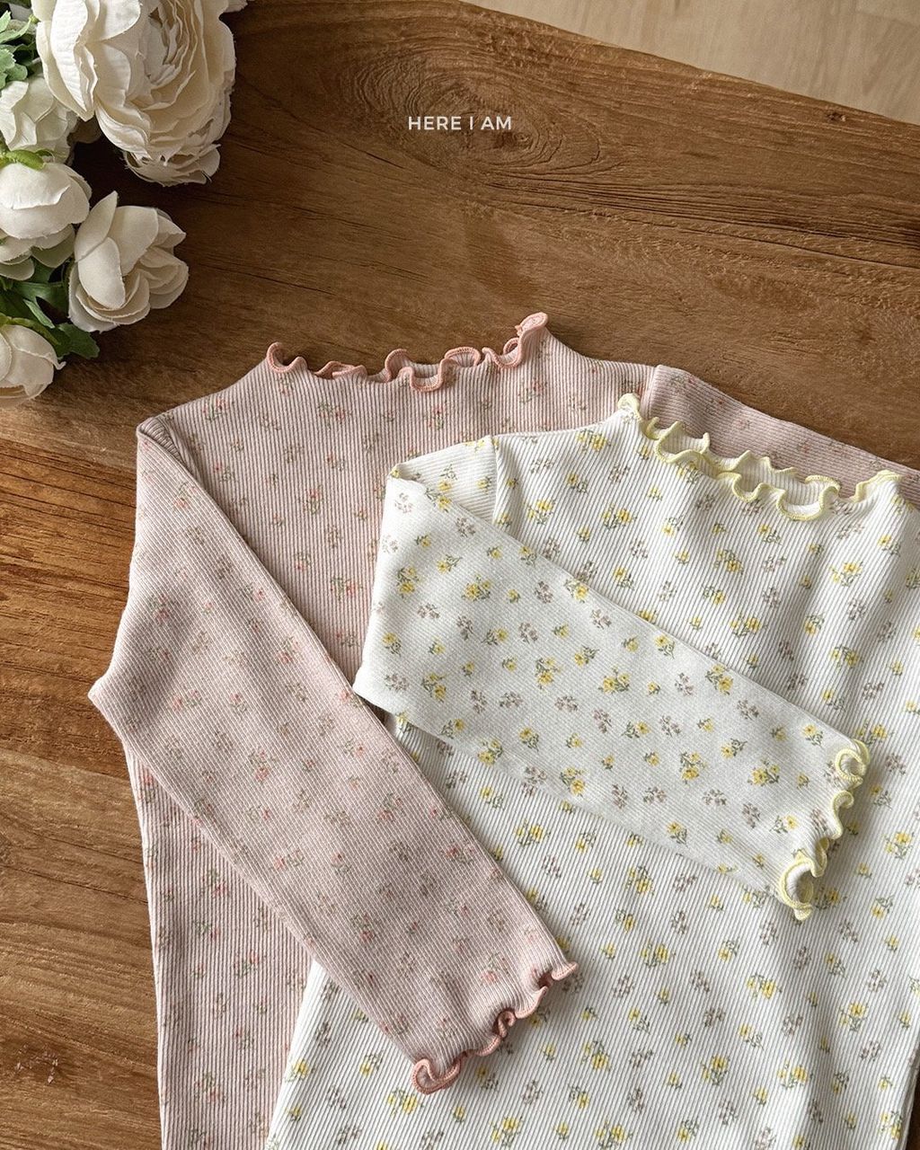 here i am 碎花木耳邊上衣 01