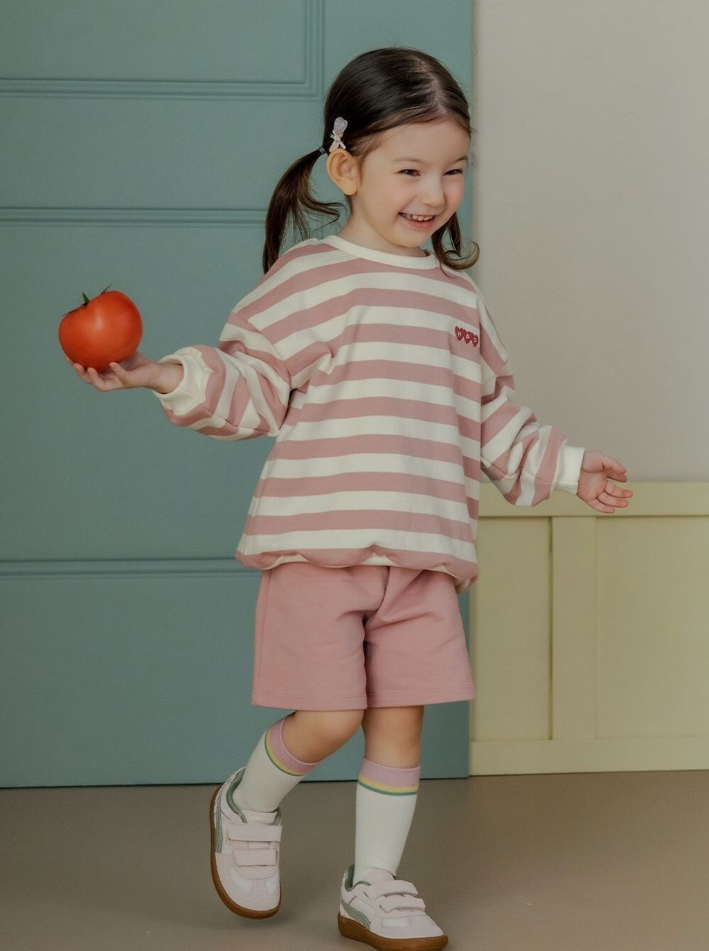 imgi_25_ariababykneesocks_00