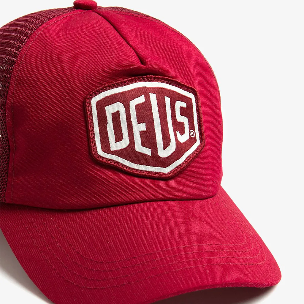 DMF2071326.WovenShieldTrucker.BrickRed.3_1080x1350.jpg