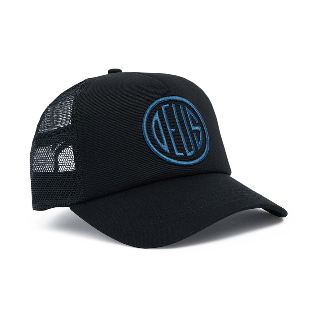 DMF247749.Pill Logo Trucker.Black.1