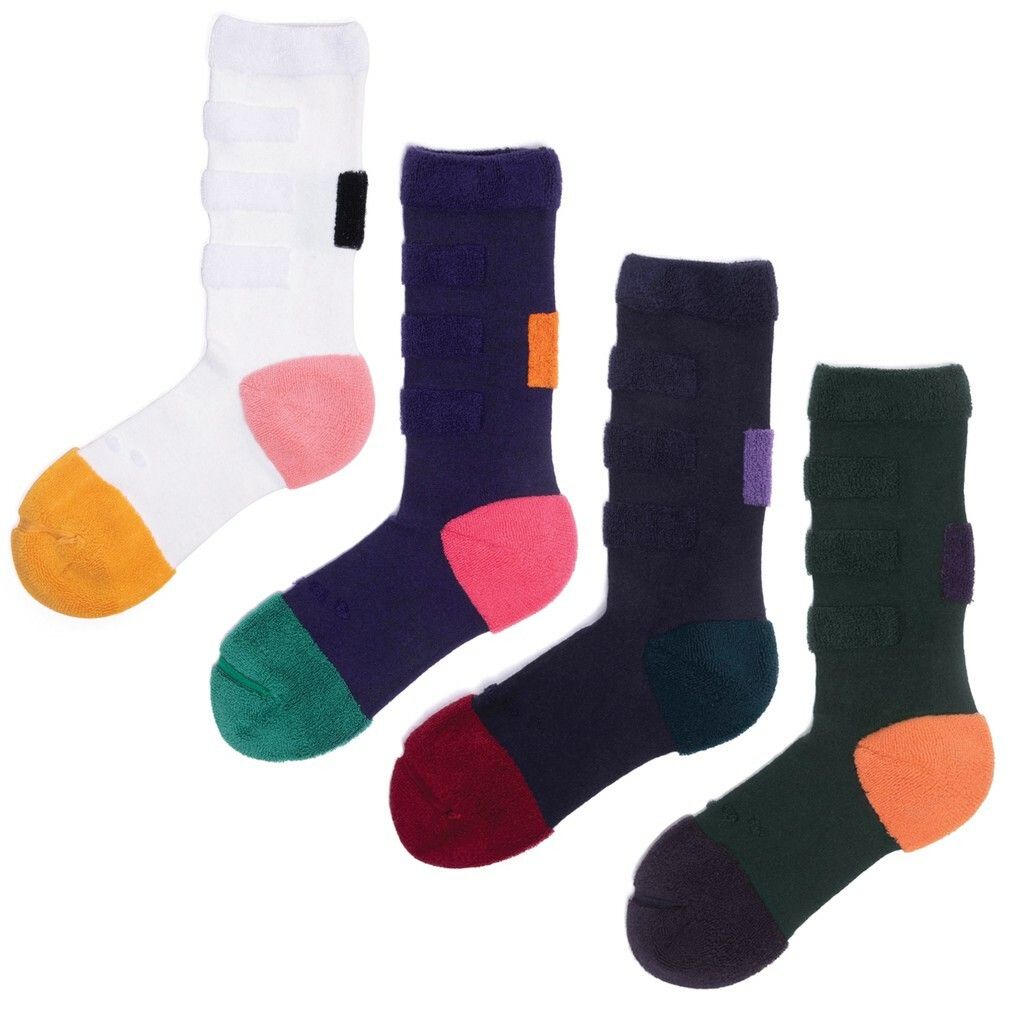 reversible-patterned-socks_goodpairsocks_goodstory_my-inner-beauty_minda_white_black_pink_reebok-gold05.jpg