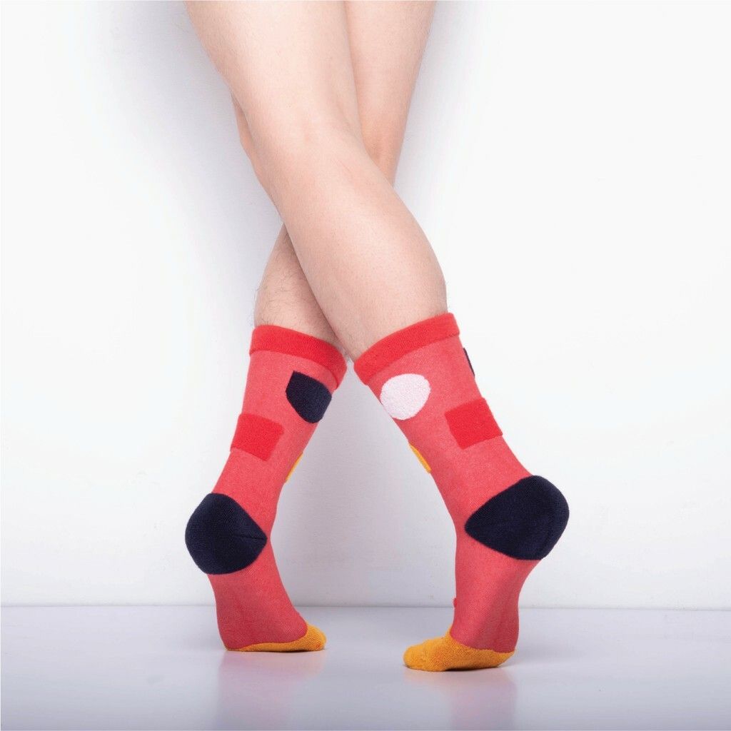 reversible-patterned-socks_goodpairsocks_goodstory_my-inner-beauty_jiwa_red_black_reebok-gold_white01.jpg