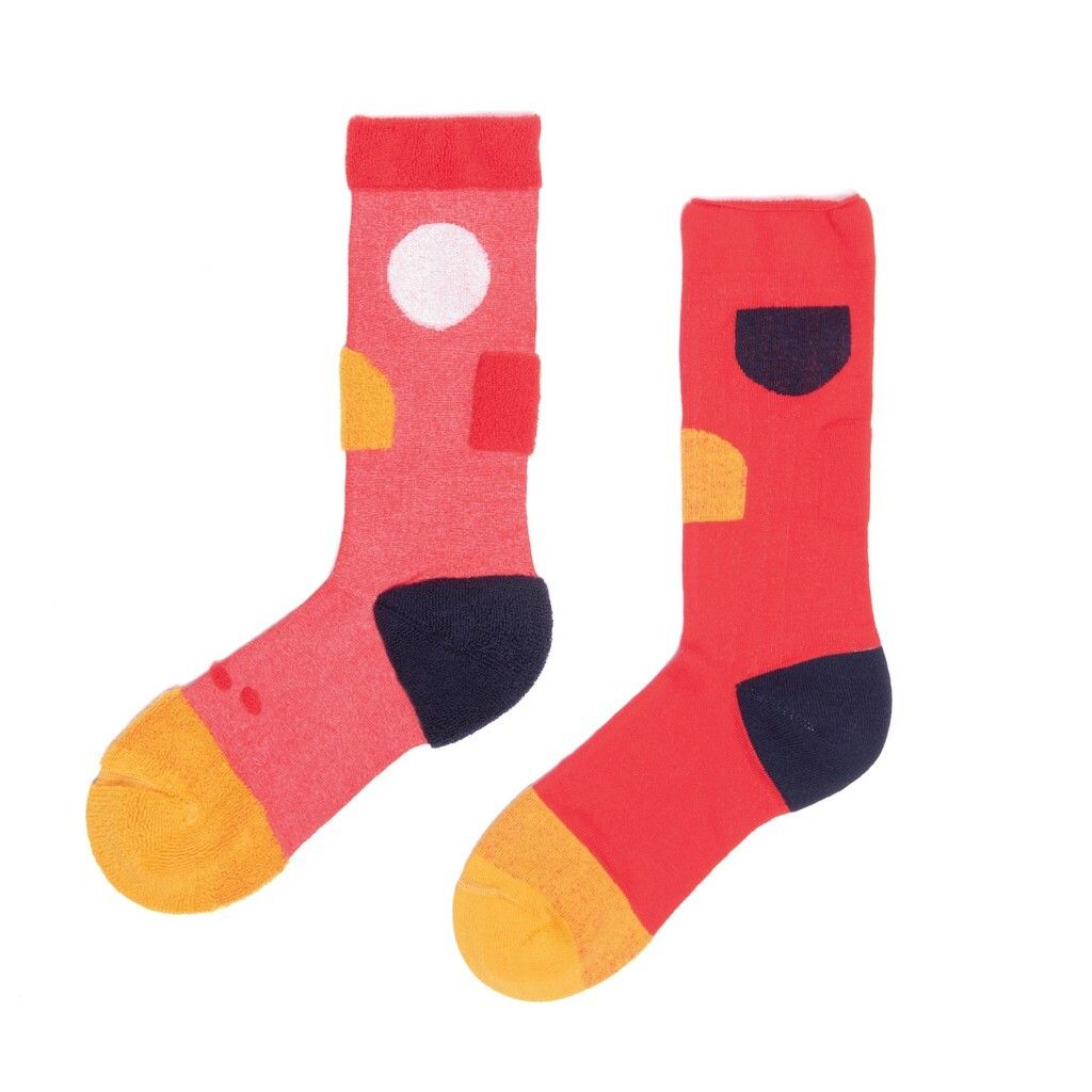 reversible-patterned-socks_goodpairsocks_goodstory_my-inner-beauty_jiwa_red_black_reebok-gold_white03.jpg