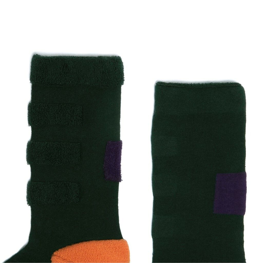 reversible-patterned-socks_goodpairsocks_goodstory_my-inner-beauty_minda_bistro-green_dark-blue_orange04.jpg