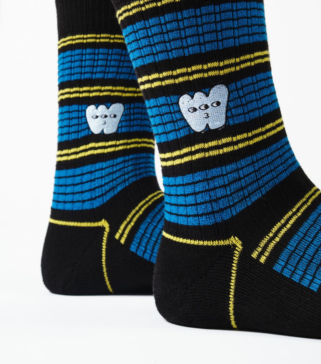 WAWW_PH_4x3_SOCKS_WEIRDME_01E