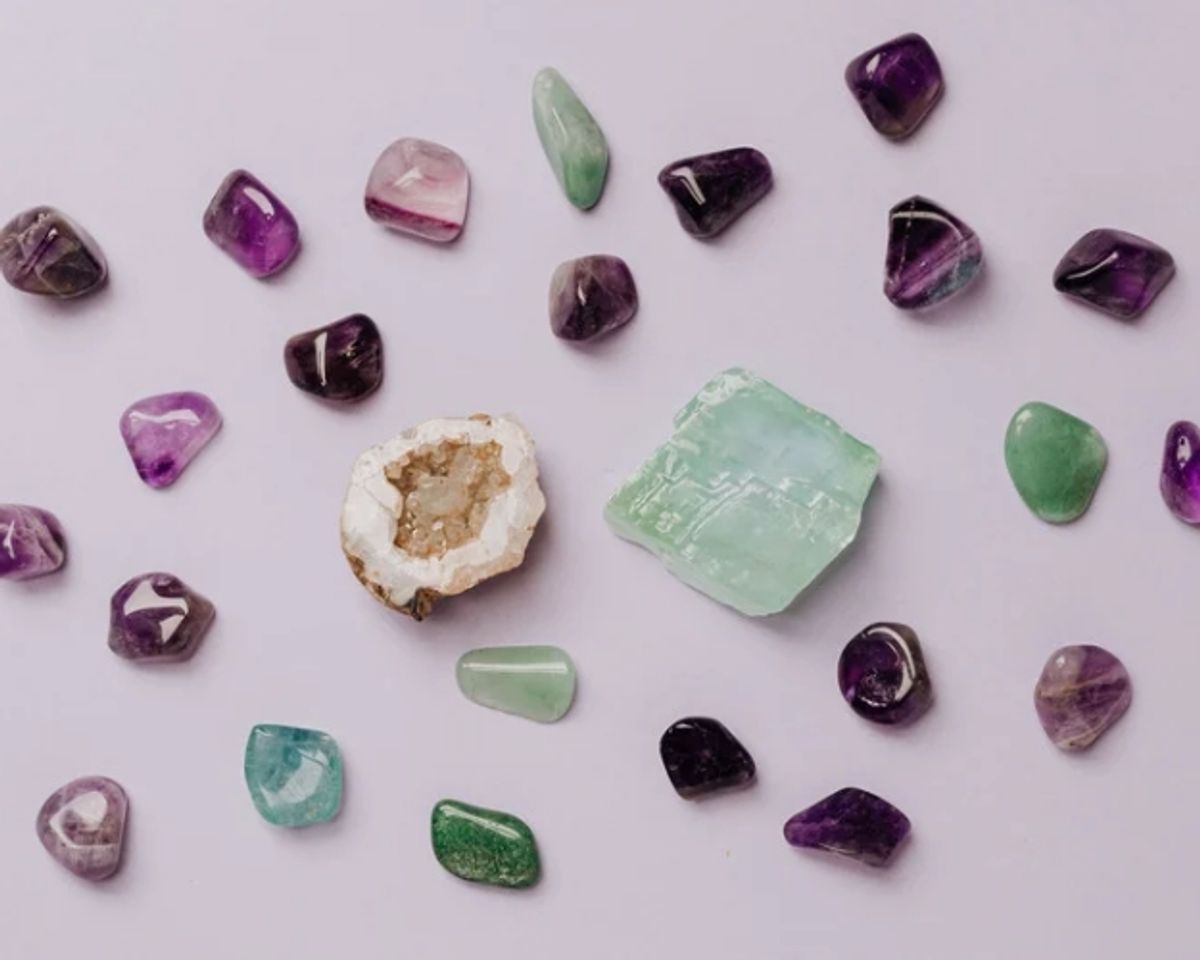 如何挑選適合你的水晶?7大礦石色彩、五行脈輪與選購禁忌|宜室感水晶礦石