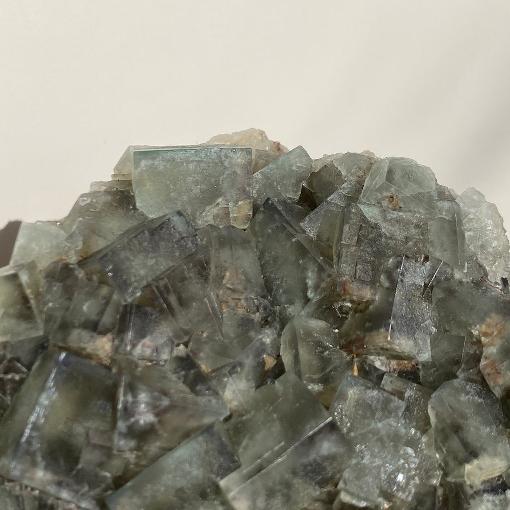 異色毒藤 I 英國日光螢石 806g $9350 22I03PI2 (11)
