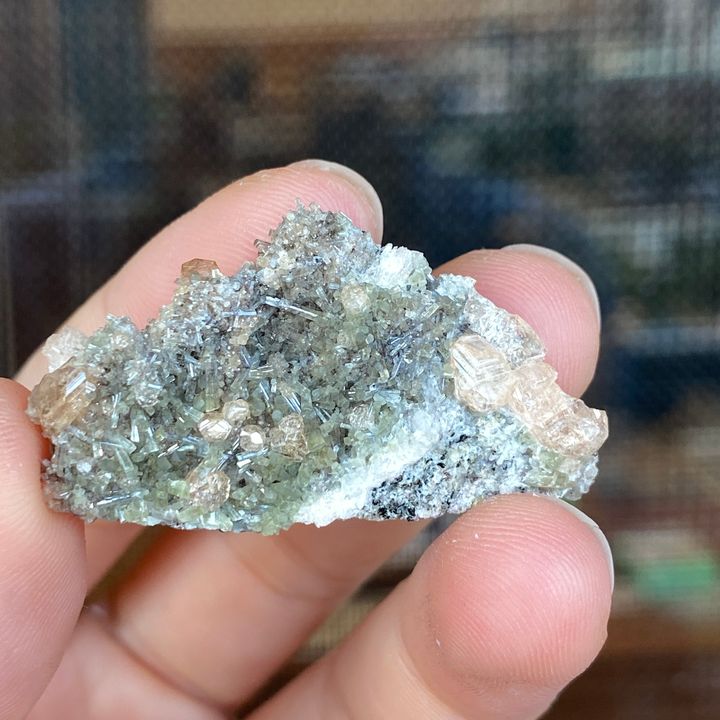 23E04005A 加拿大魁北克香檳色石榴石共生符山石 11.9g $1900 (2)