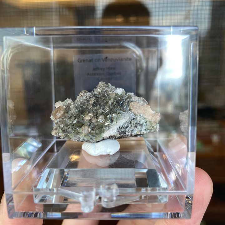 23E04005A 加拿大魁北克香檳色石榴石共生符山石 11.9g $1900 (1)