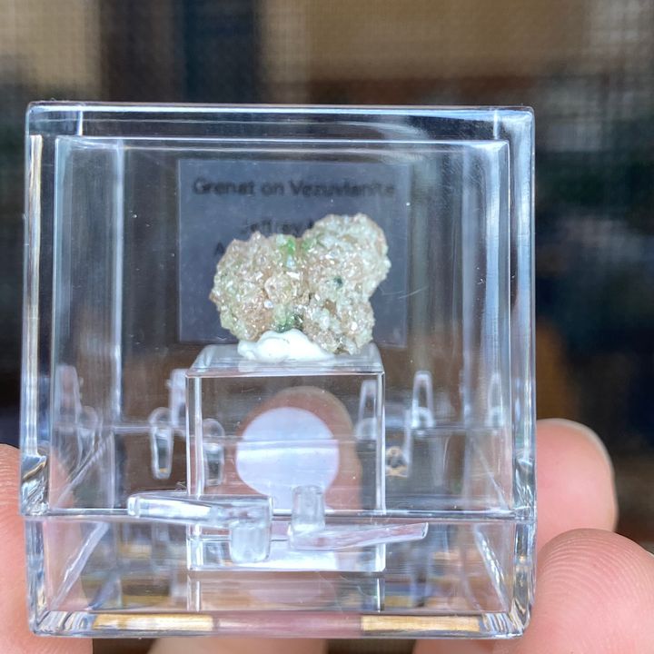 23E04005G 加拿大魁北克香檳色石榴石共生符山石 1.6g $900 (10)
